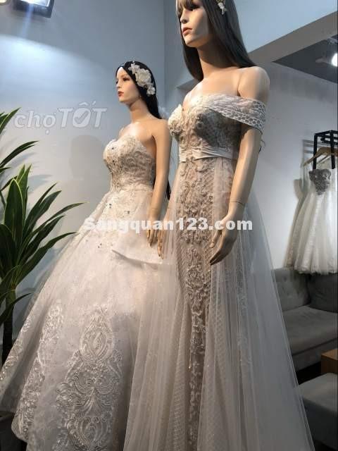 Sang tiệm váy cưới thiết kế cao cấp mặt tiền đông đúc